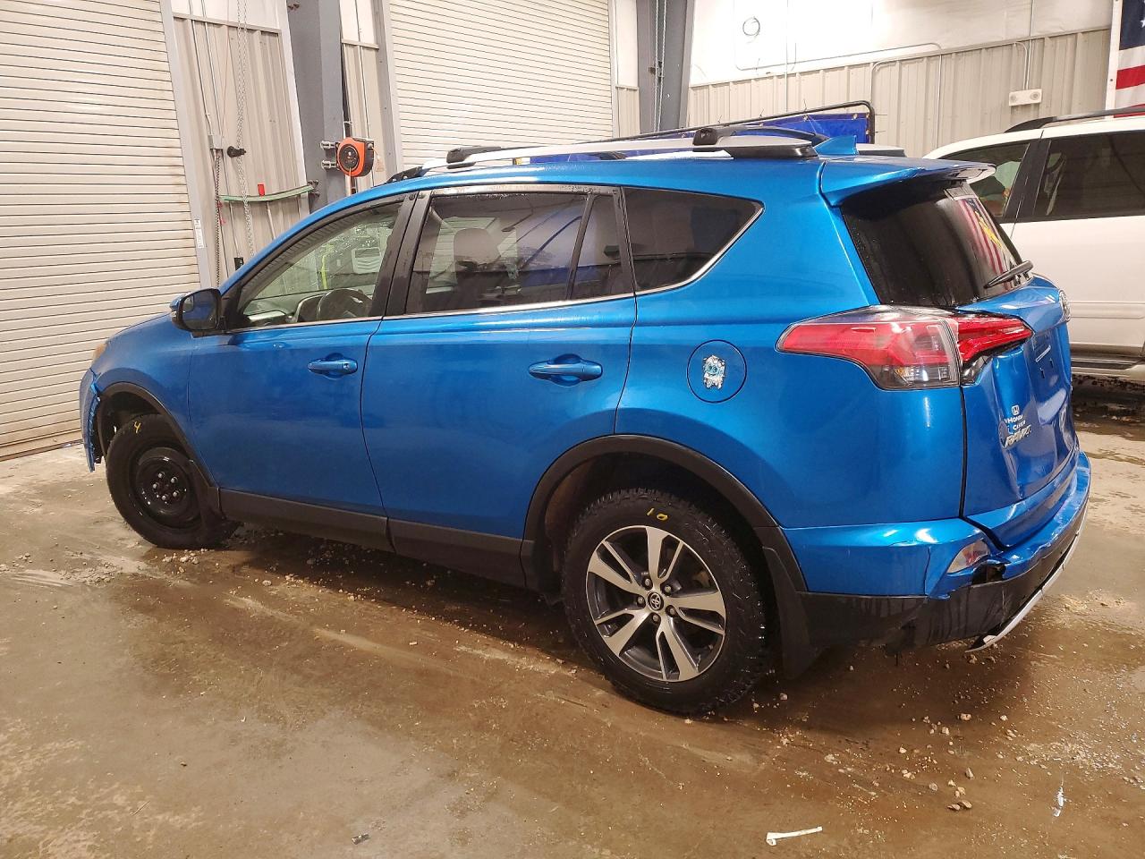 2016 TOYOTA RAV4 XLE photo 4