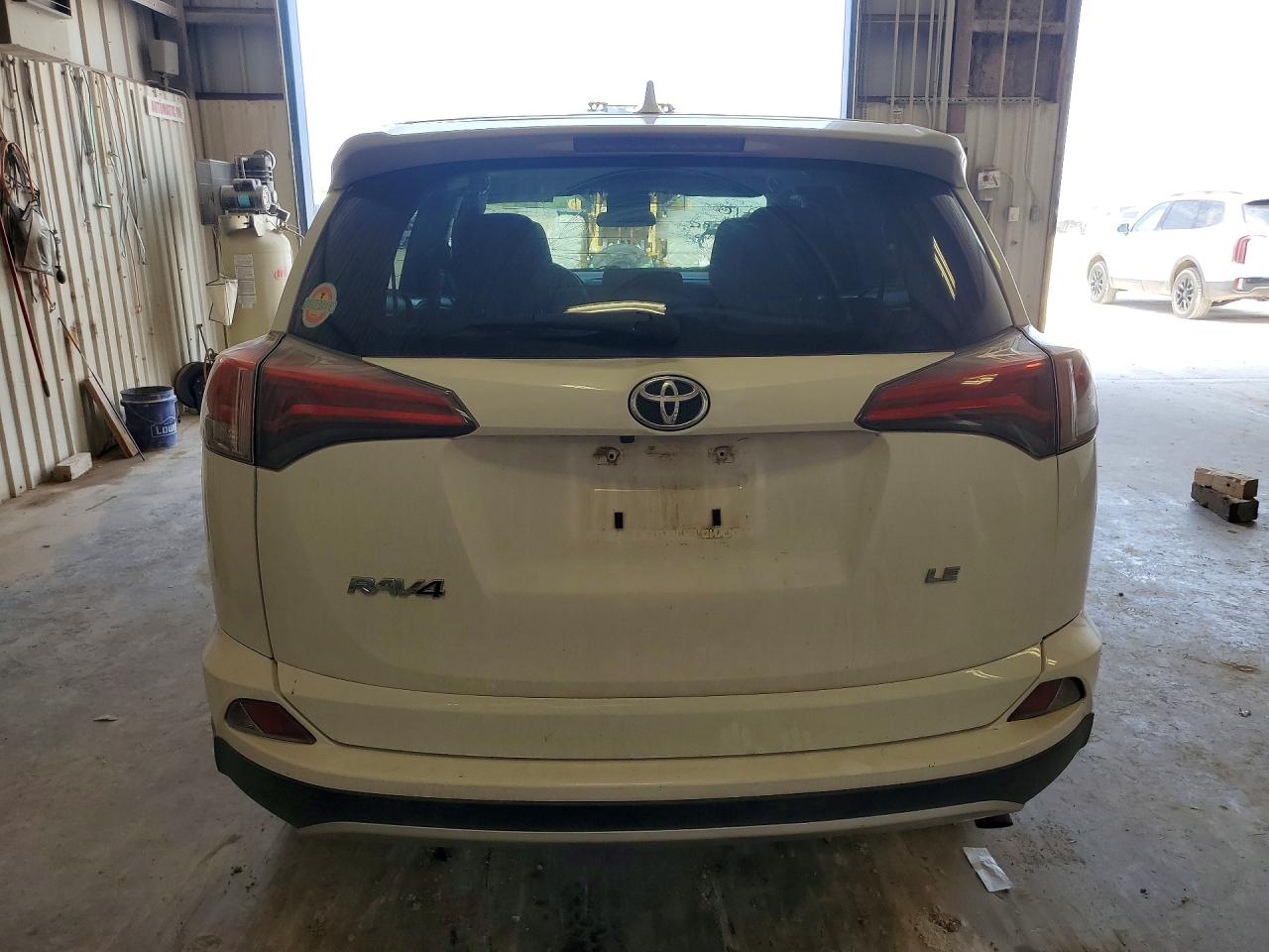 2018 TOYOTA RAV4 XLE photo 16