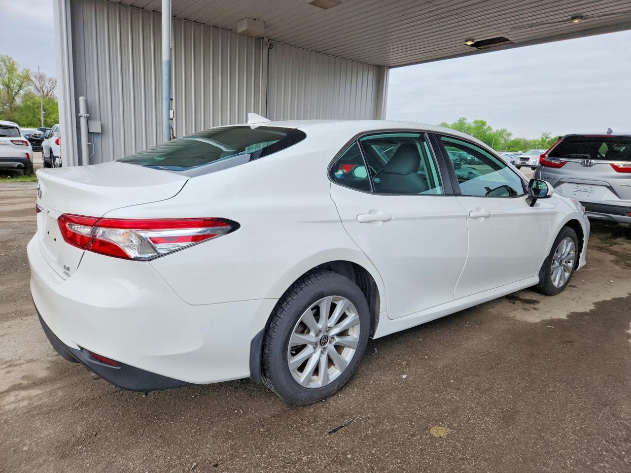 2020 TOYOTA CAMRY LE photo 3
