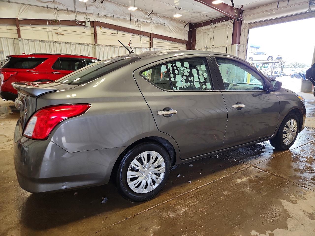 2019 NISSAN VERSA SV photo 5
