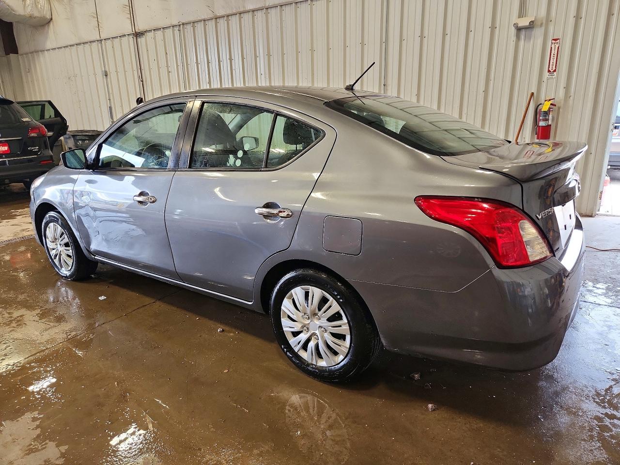 2019 NISSAN VERSA SV photo 3