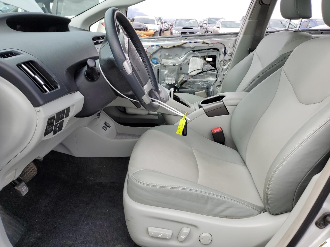 2013 TOYOTA PRIUS FOUR photo 7
