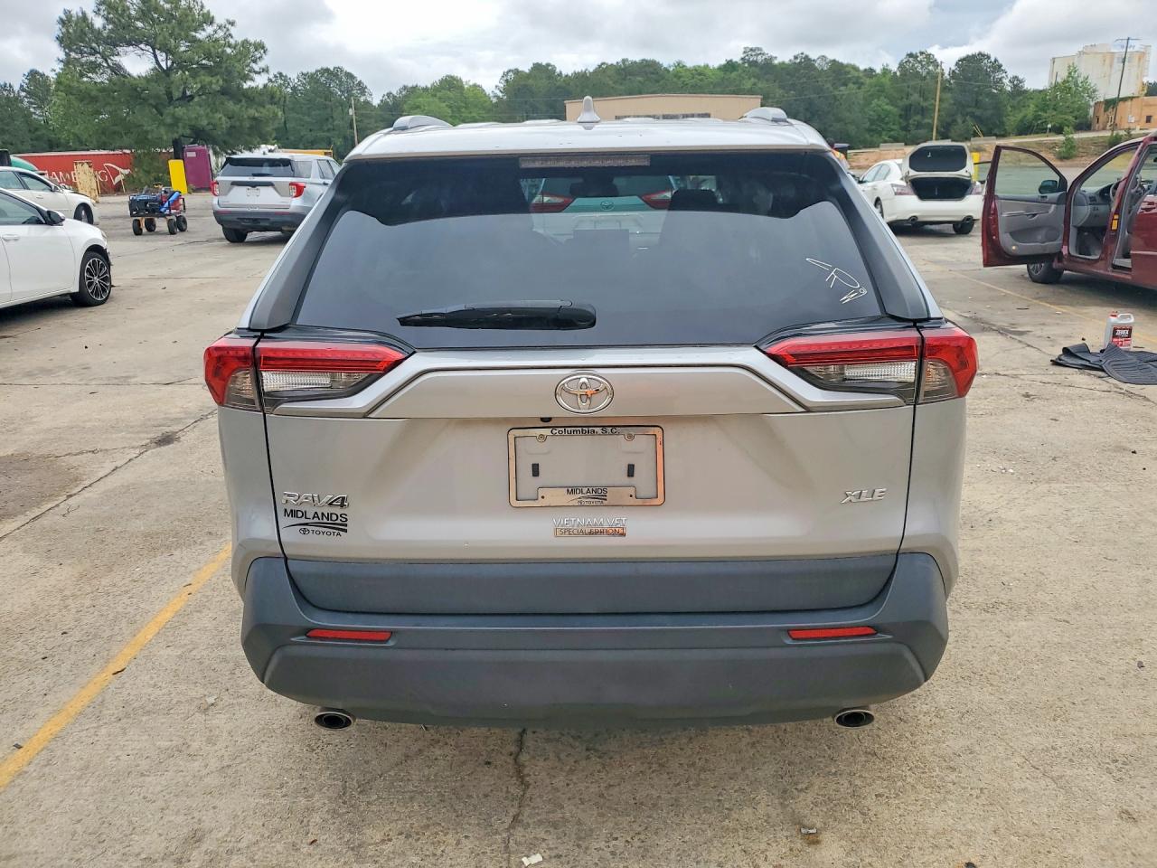 2022 TOYOTA RAV4 XLE photo 6