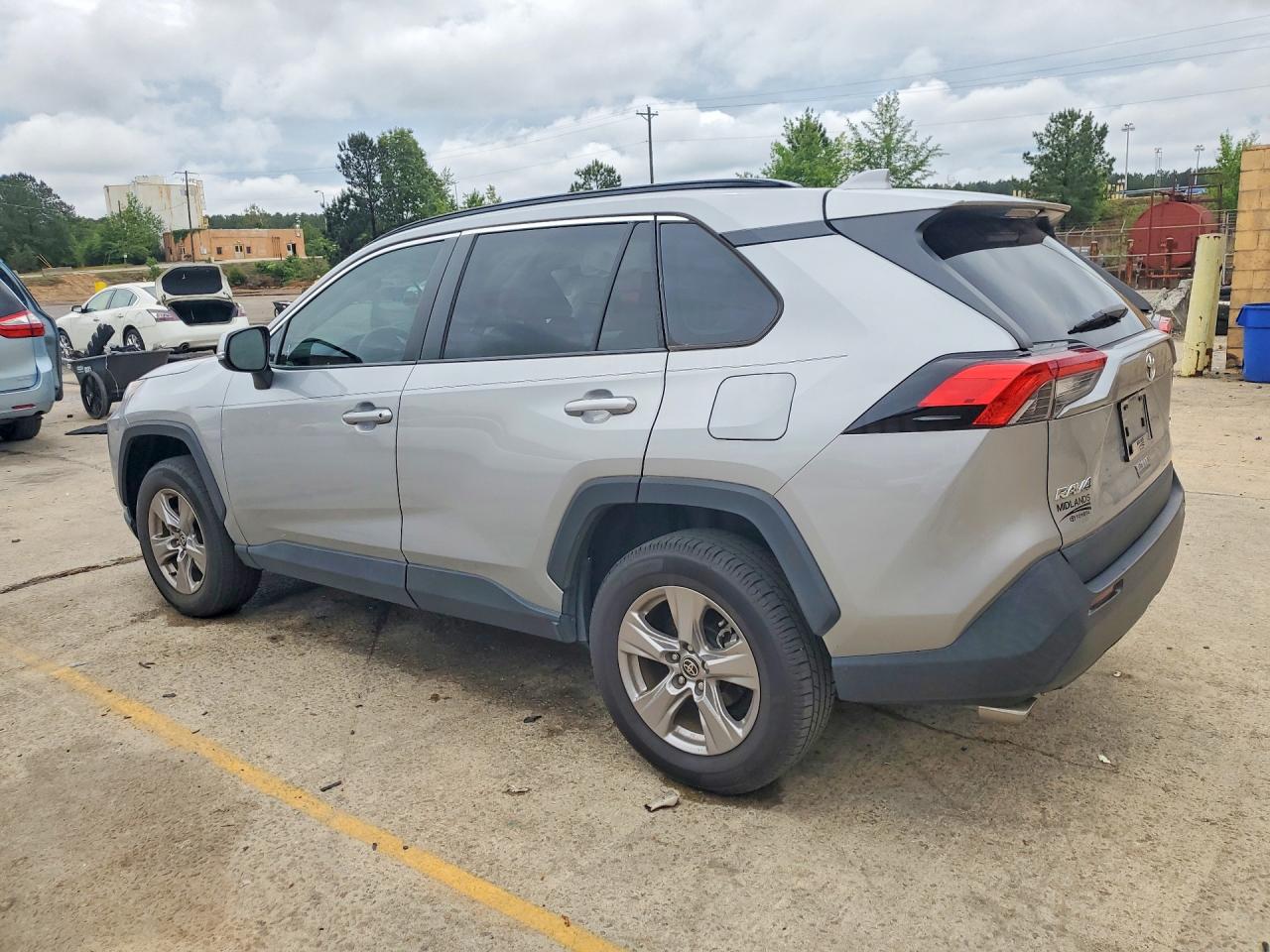 2022 TOYOTA RAV4 XLE photo 2