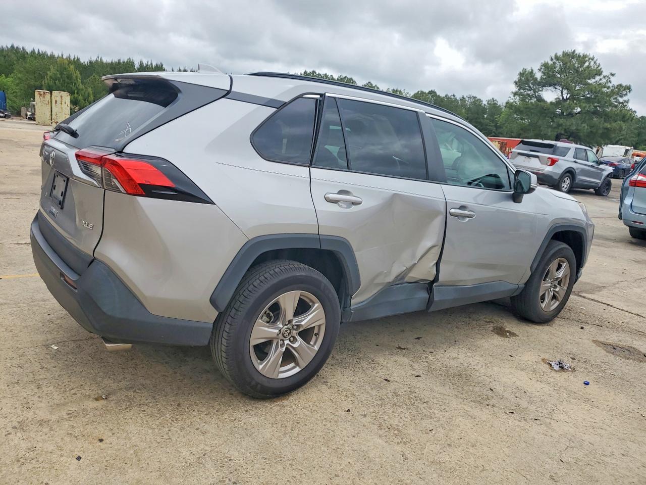 2022 TOYOTA RAV4 XLE photo 3