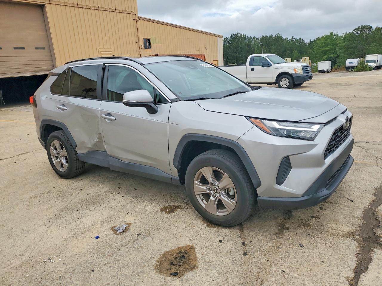 2022 TOYOTA RAV4 XLE photo 4