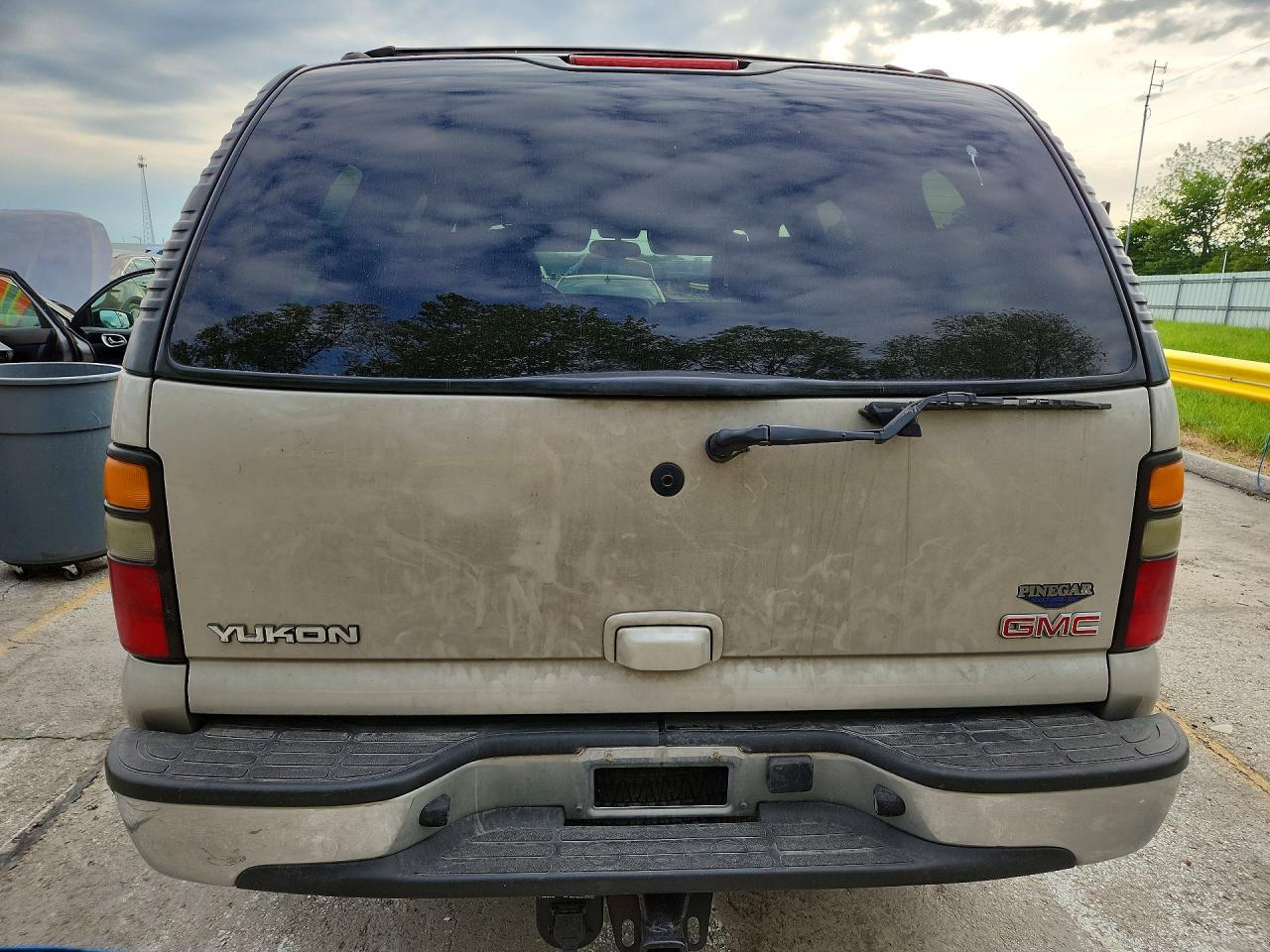 2004 GMC YUKON photo 16