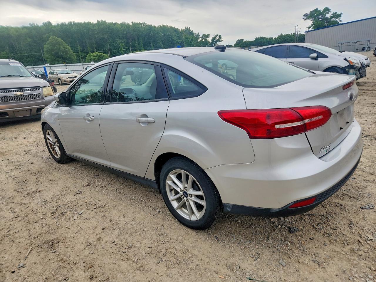 2018 FORD FOCUS SE photo 2