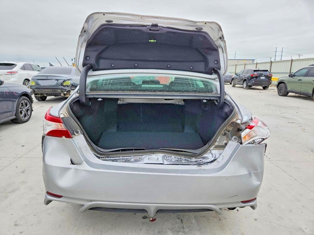 2020 TOYOTA CAMRY SE photo 6