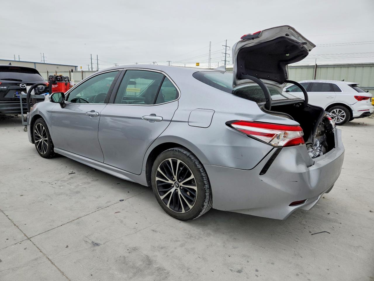 2020 TOYOTA CAMRY SE photo 2