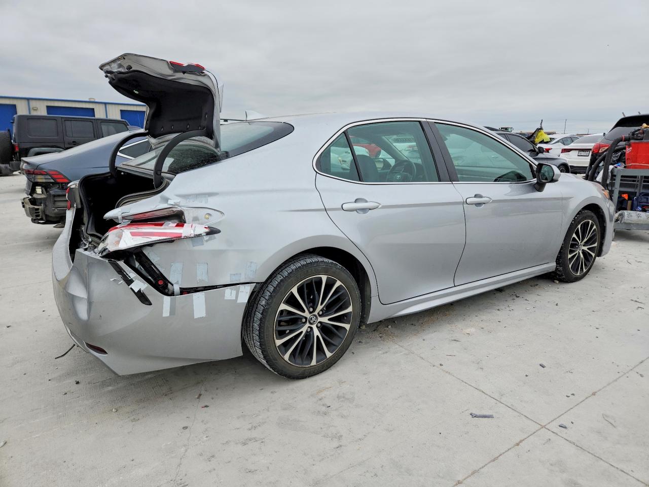 2020 TOYOTA CAMRY SE photo 3