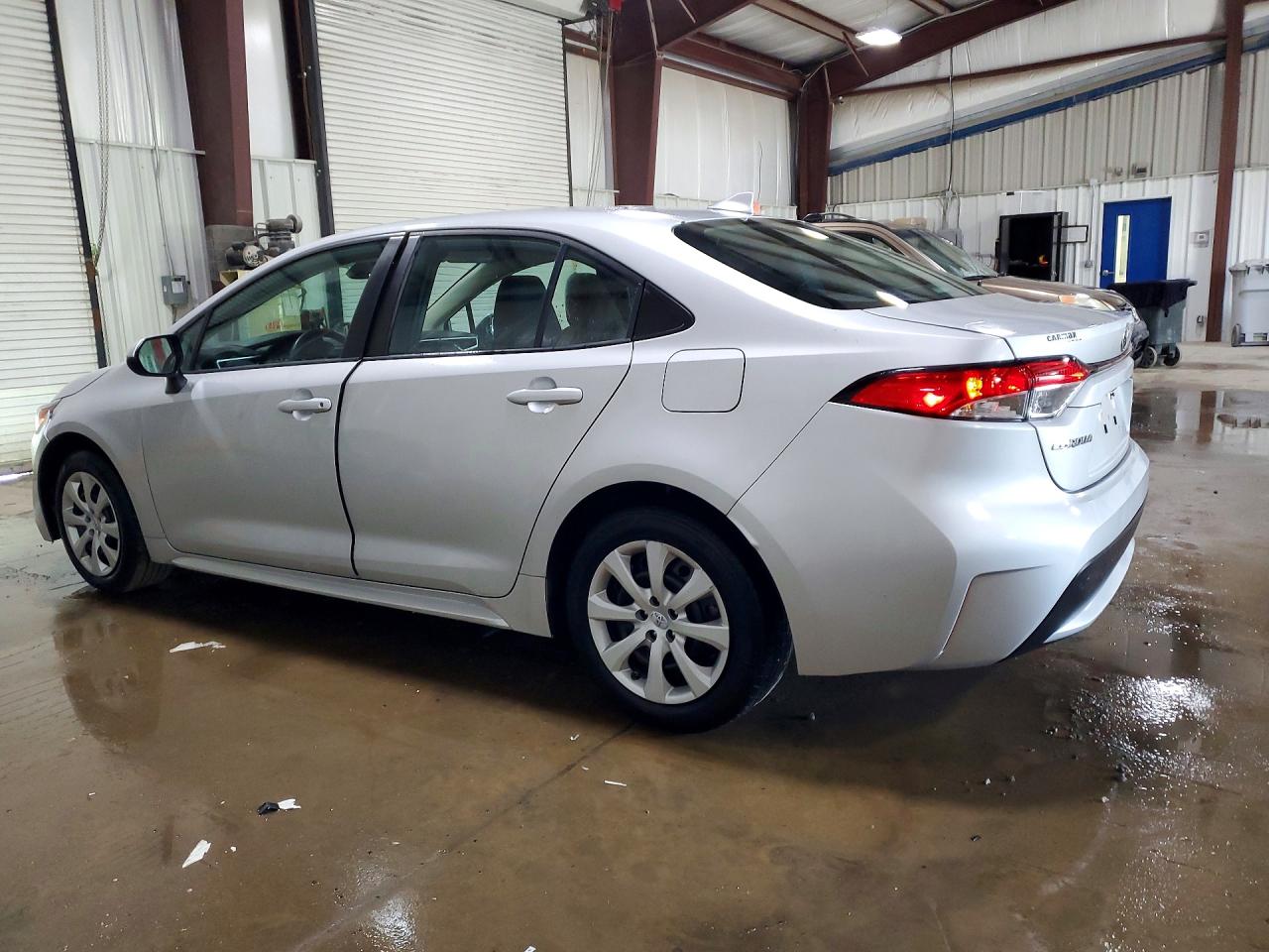 2021 TOYOTA COROLLA LE photo 3