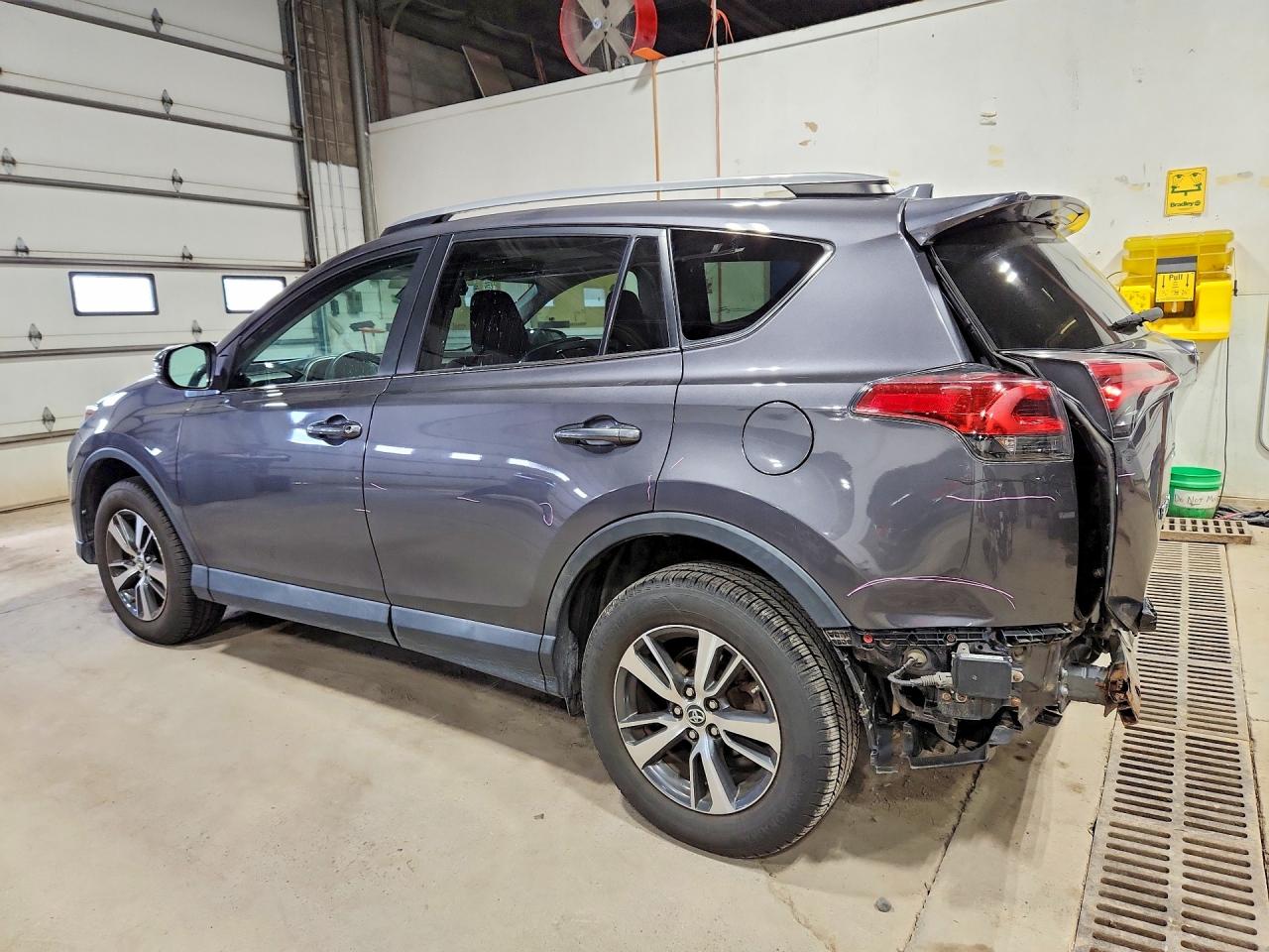 2018 TOYOTA RAV4 XLE photo 3