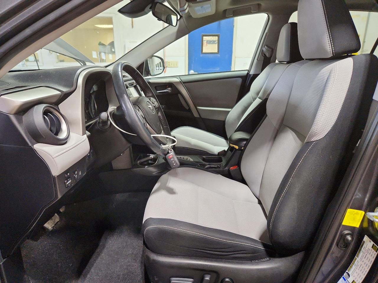 2018 TOYOTA RAV4 XLE photo 13