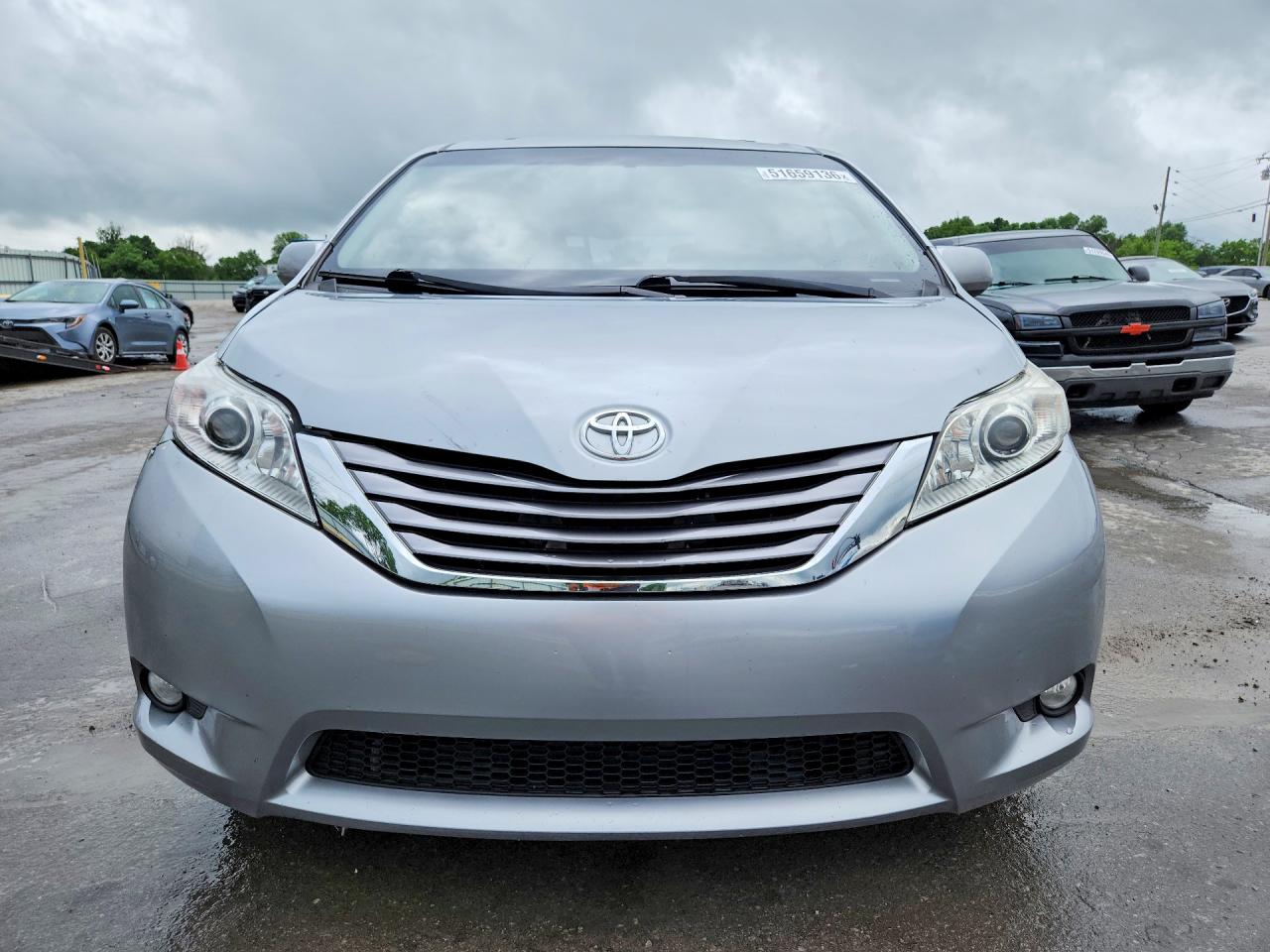 2017 TOYOTA SIENNA XLE PREMIUM 7-PASSENGER photo 9