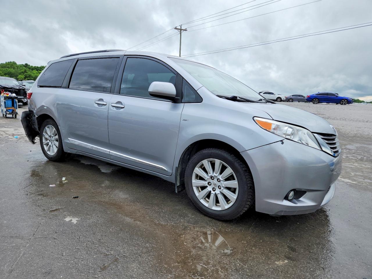 2017 TOYOTA SIENNA XLE PREMIUM 7-PASSENGER photo 7