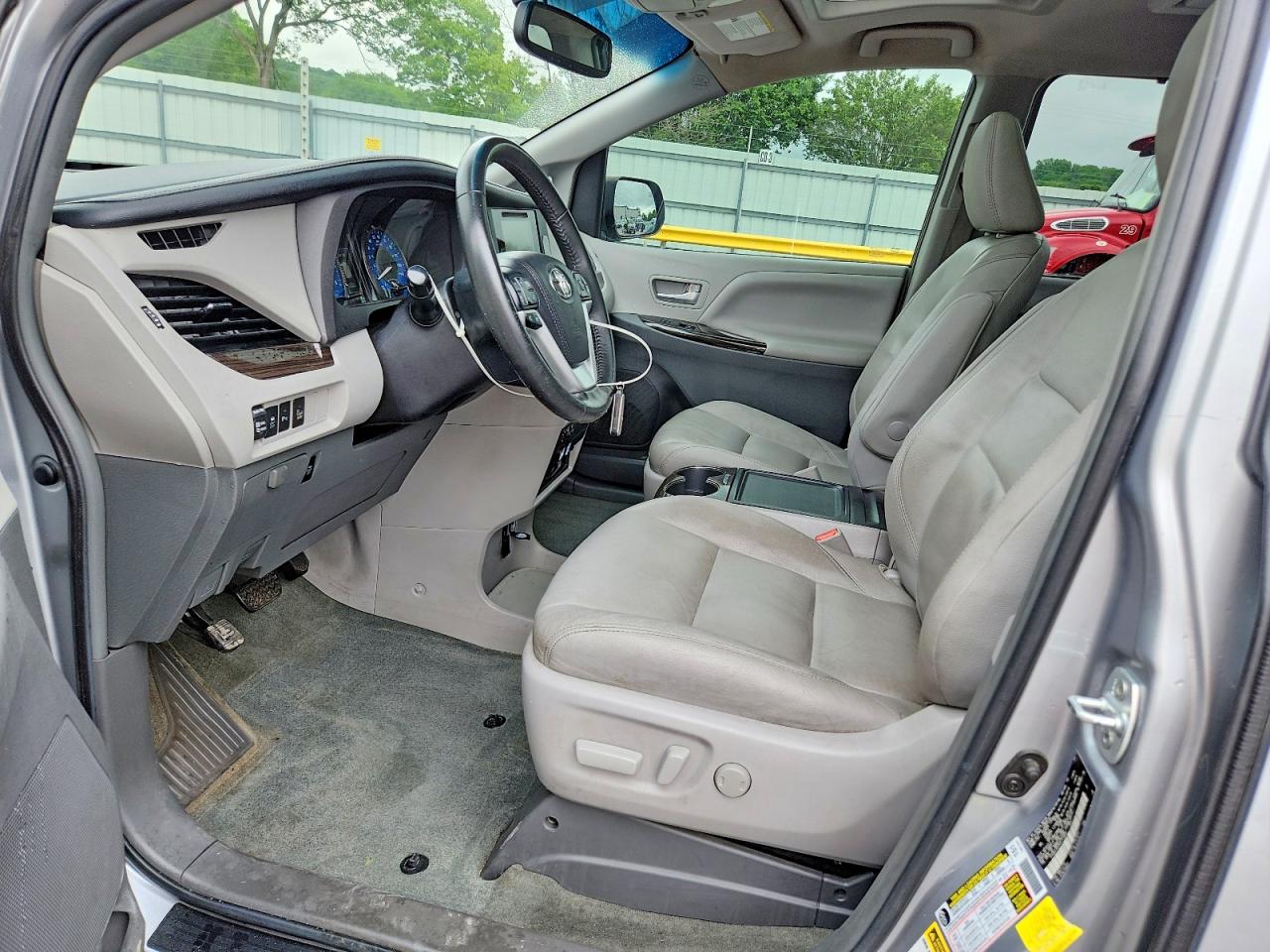 2017 TOYOTA SIENNA XLE PREMIUM 7-PASSENGER photo 13