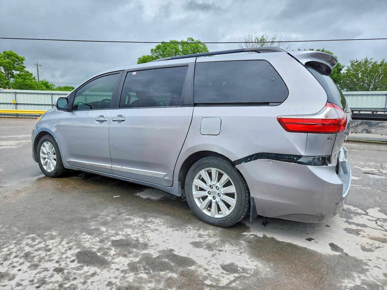 2017 TOYOTA SIENNA XLE PREMIUM 7-PASSENGER photo 3
