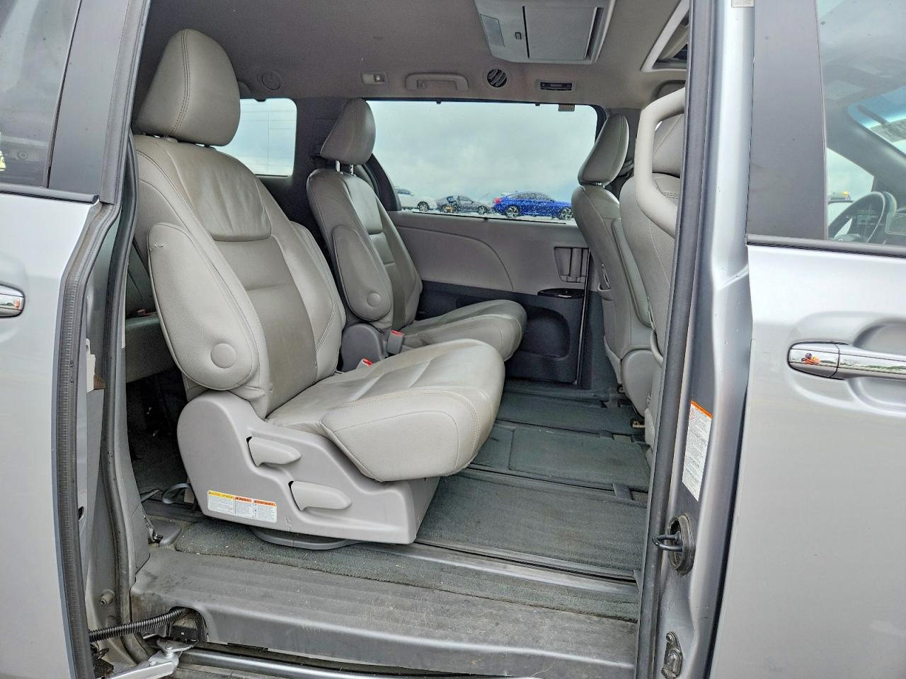 2017 TOYOTA SIENNA XLE PREMIUM 7-PASSENGER photo 21