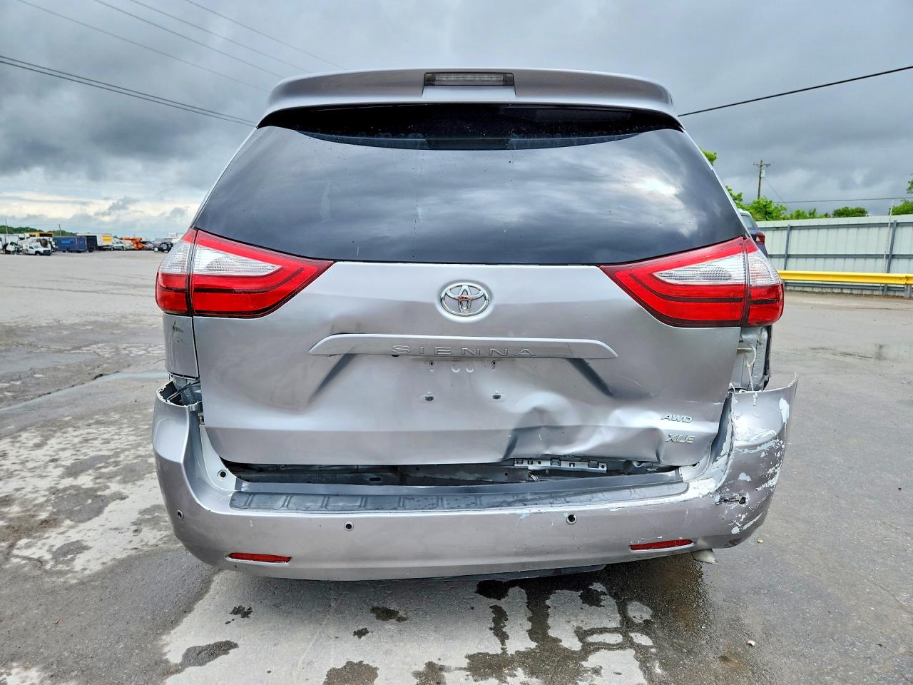 2017 TOYOTA SIENNA XLE PREMIUM 7-PASSENGER photo 11