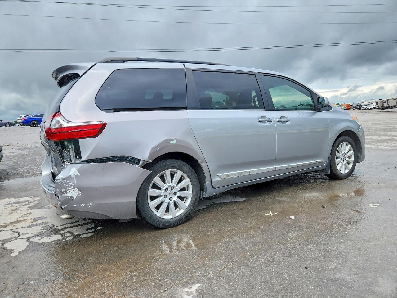 2017 TOYOTA SIENNA XLE PREMIUM 7-PASSENGER photo 5