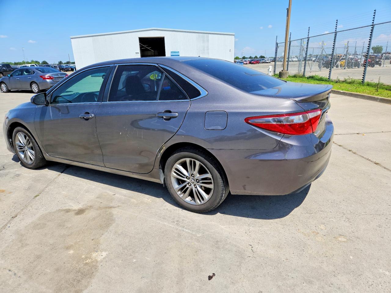 2016 TOYOTA CAMRY SE photo 2