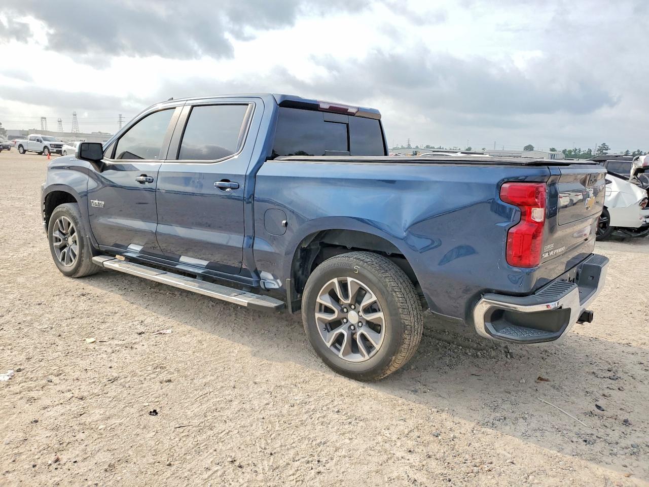 2021 CHEVROLET SILVERADO C1500 LT photo 2