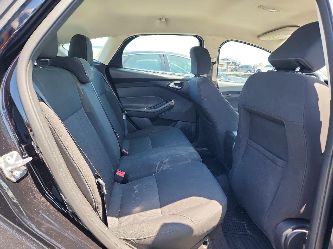 2017 FORD FOCUS SE photo 10