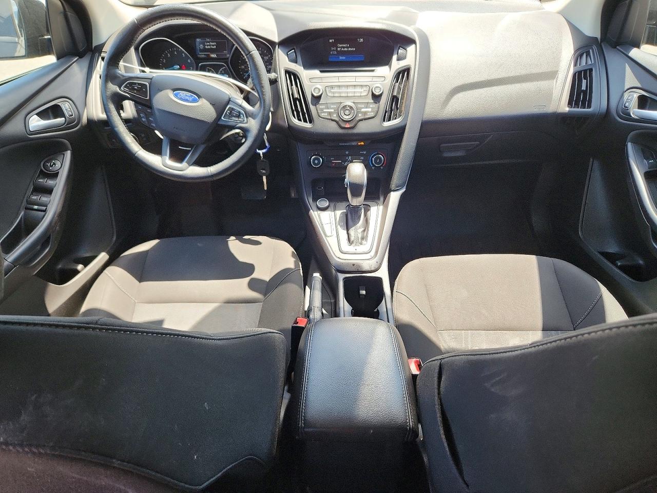 2017 FORD FOCUS SE photo 8