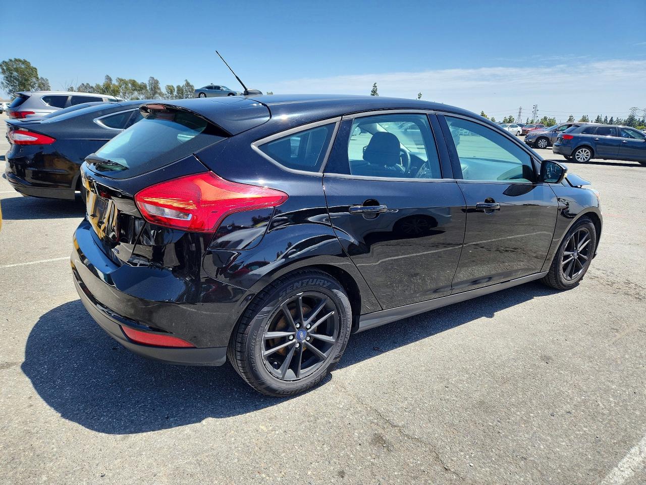 2017 FORD FOCUS SE photo 3