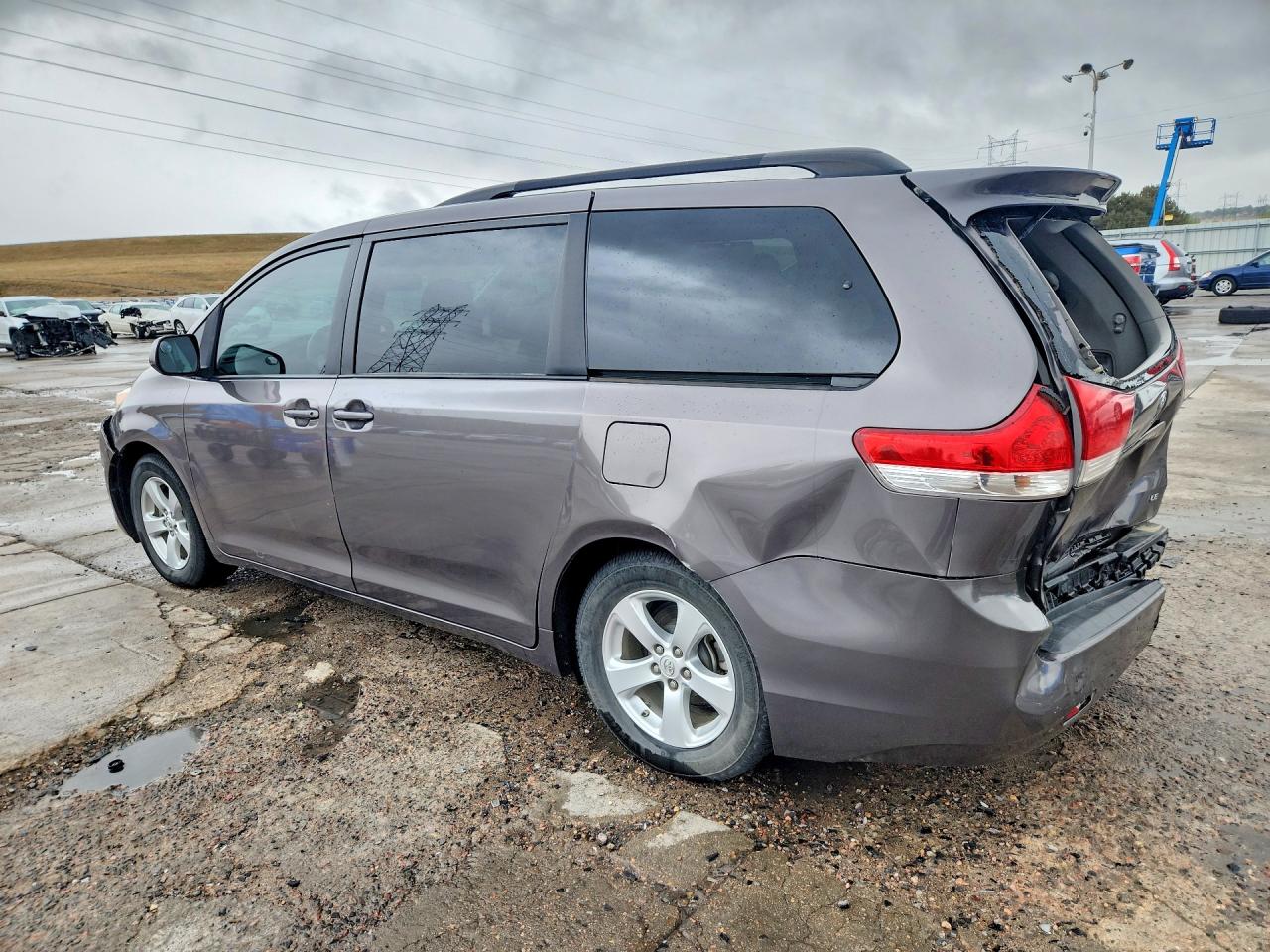 2013 TOYOTA SIENNA LE photo 3