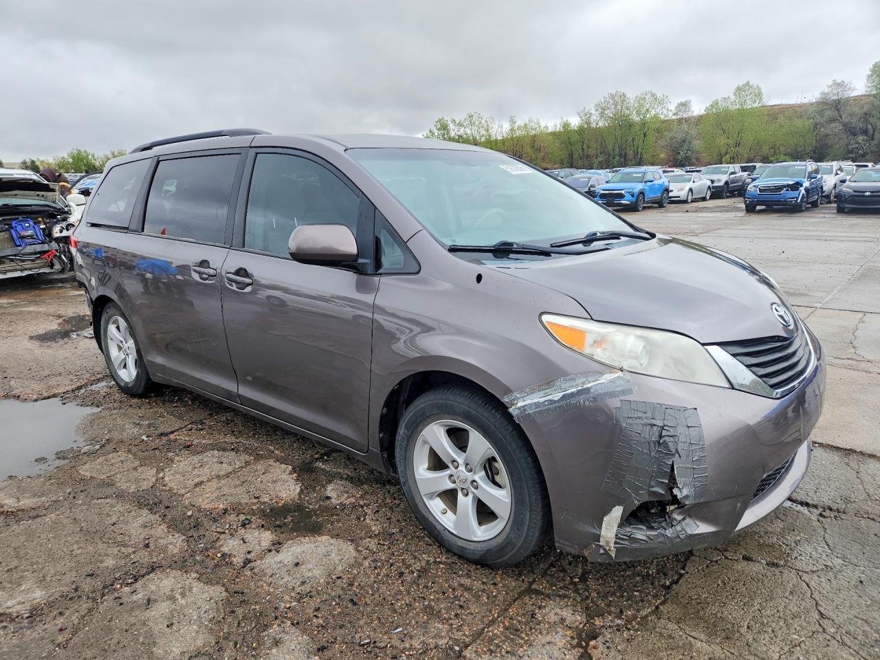 2013 TOYOTA SIENNA LE photo 7