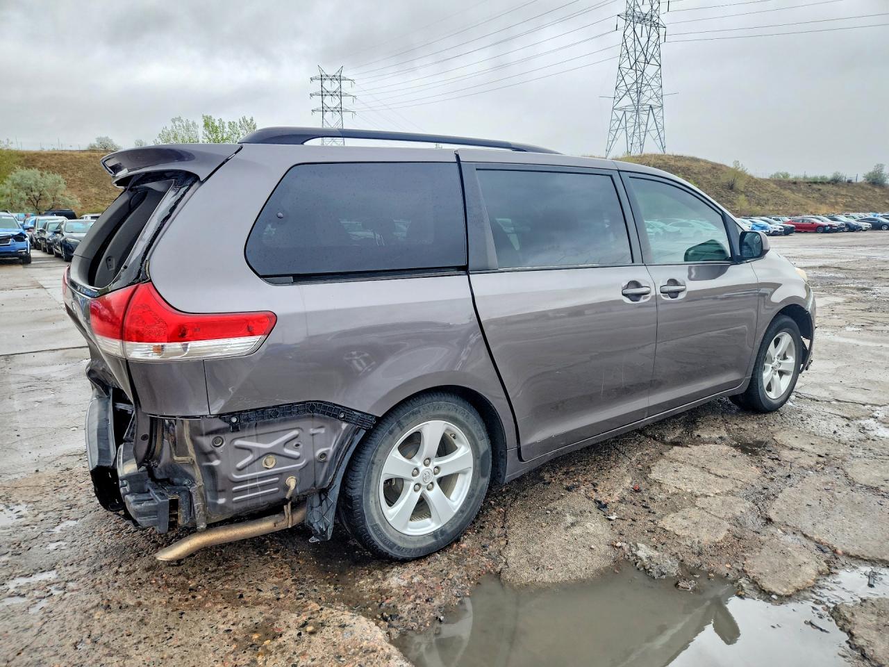 2013 TOYOTA SIENNA LE photo 5
