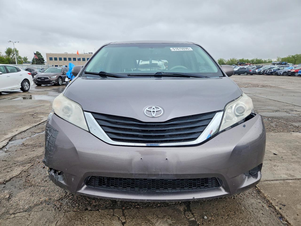 2013 TOYOTA SIENNA LE photo 9