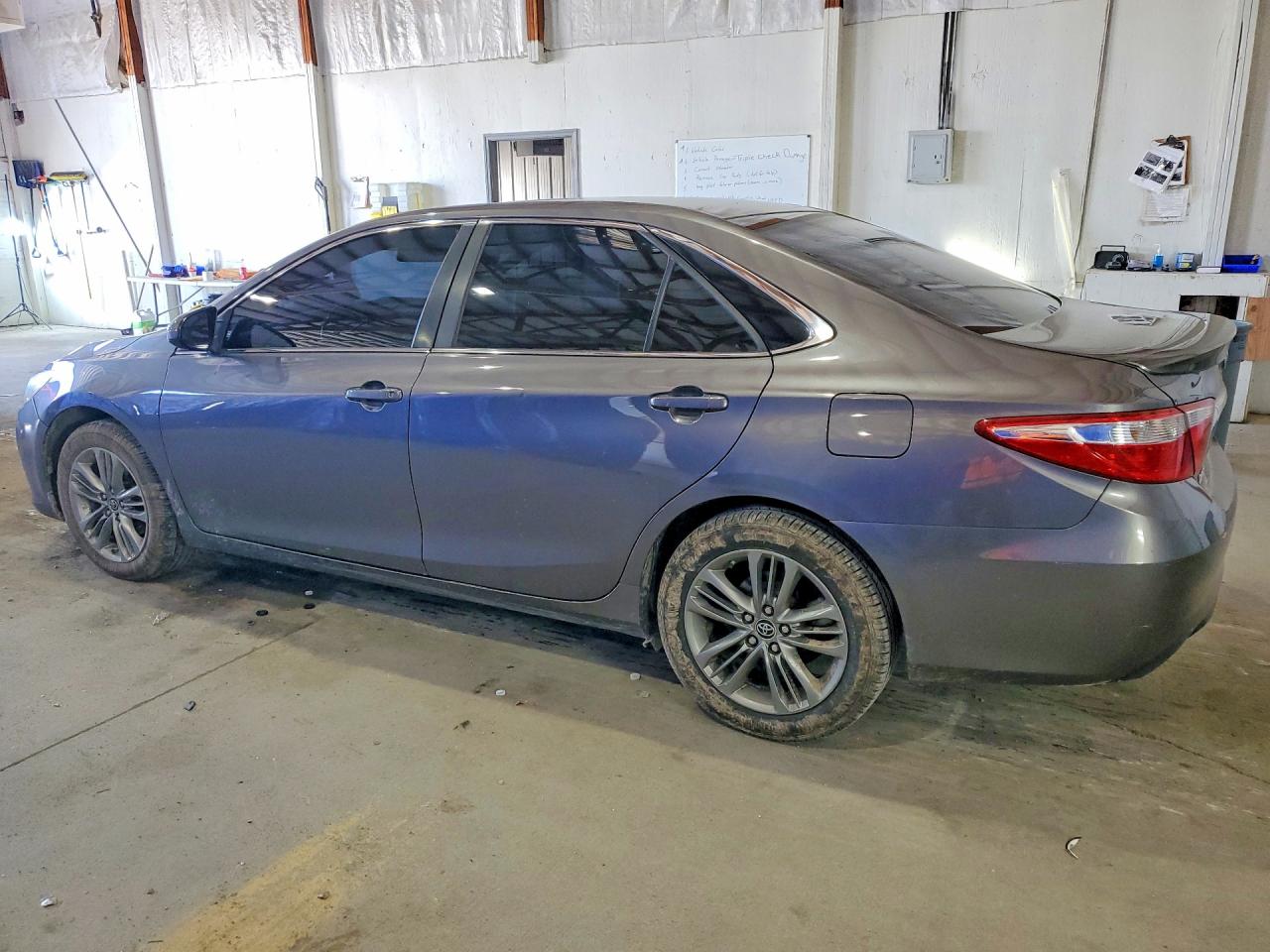 2016 TOYOTA CAMRY SE photo 3