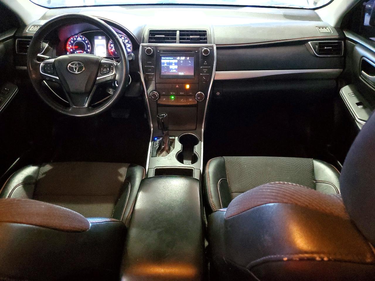 2016 TOYOTA CAMRY SE photo 15