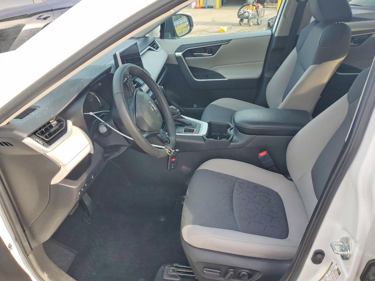 2024 TOYOTA RAV4 XLE photo 19