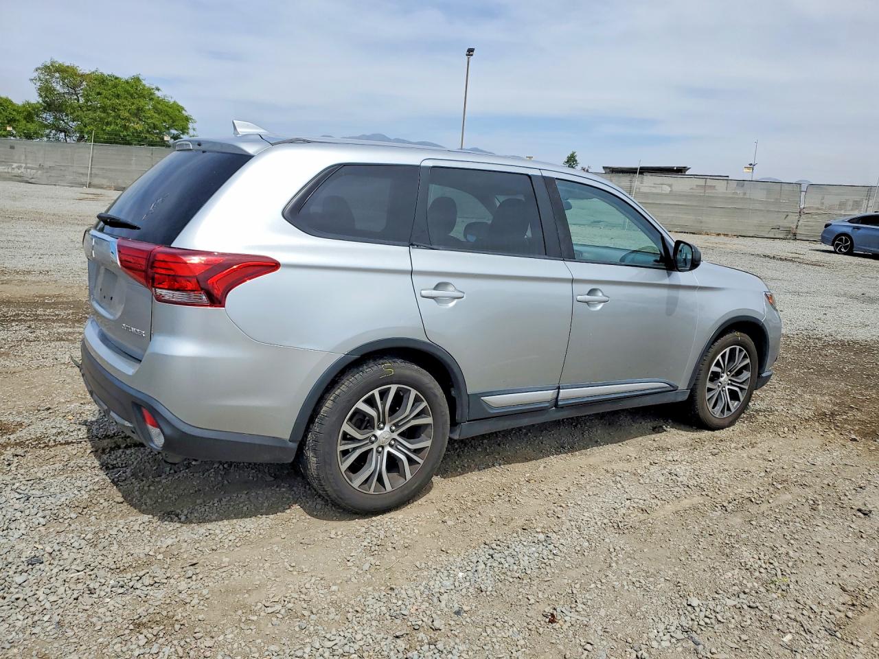 2018 MITSUBISHI OUTLANDER ES photo 7