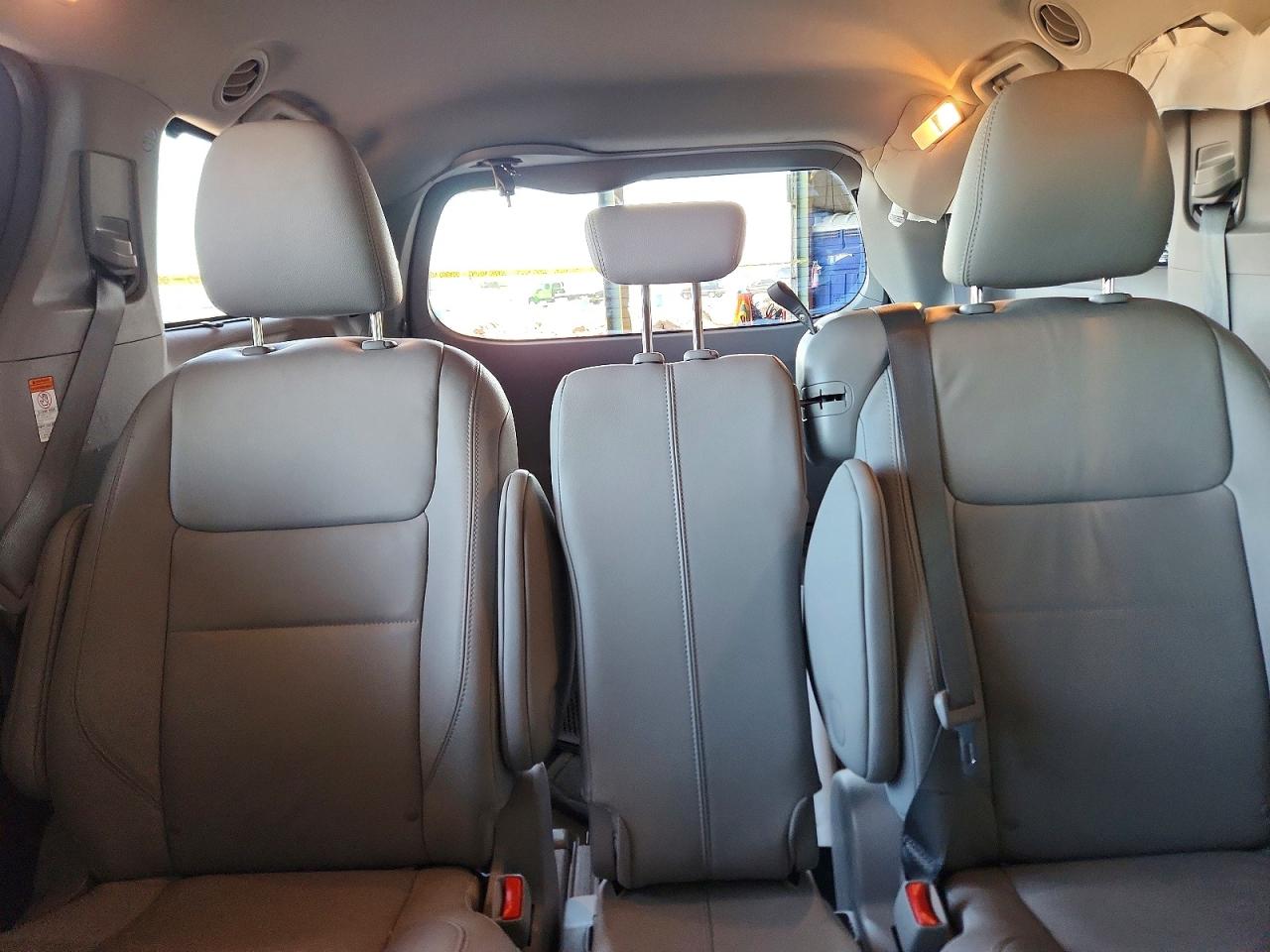 2017 TOYOTA SIENNA XLE 8-PASSENGER photo 28