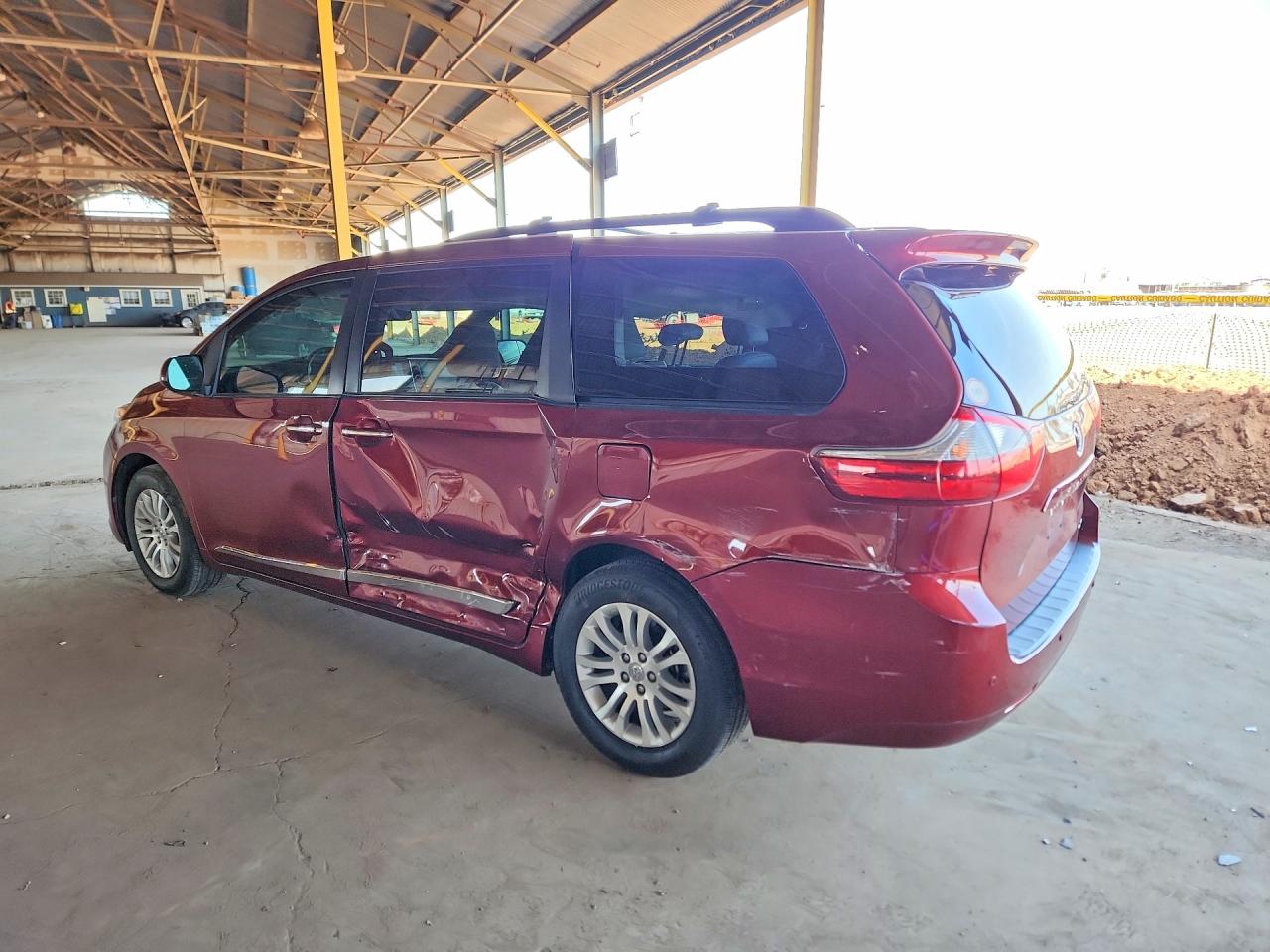 2017 TOYOTA SIENNA XLE 8-PASSENGER photo 4