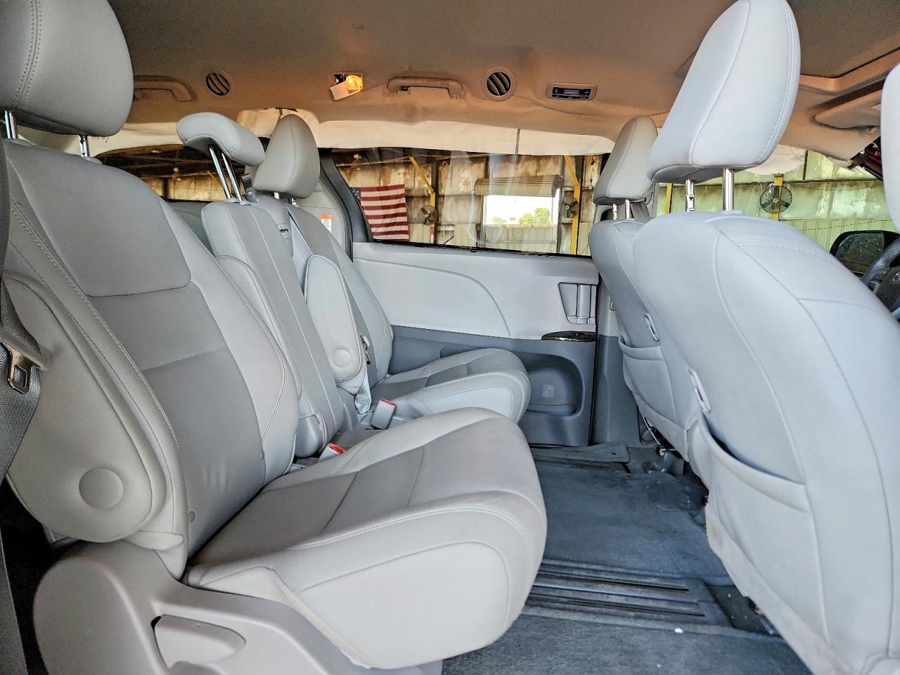 2017 TOYOTA SIENNA XLE 8-PASSENGER photo 31