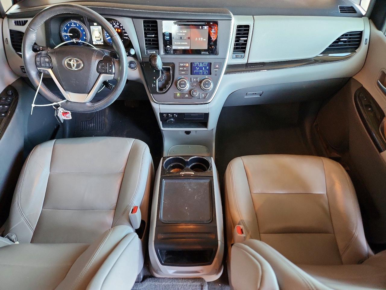 2017 TOYOTA SIENNA XLE 8-PASSENGER photo 22