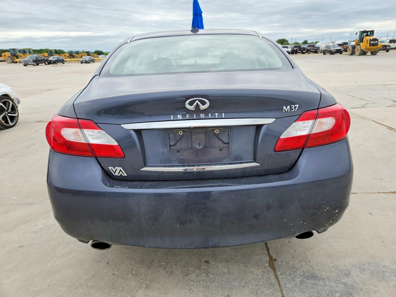 2011 INFINITI M37 BASE photo 6