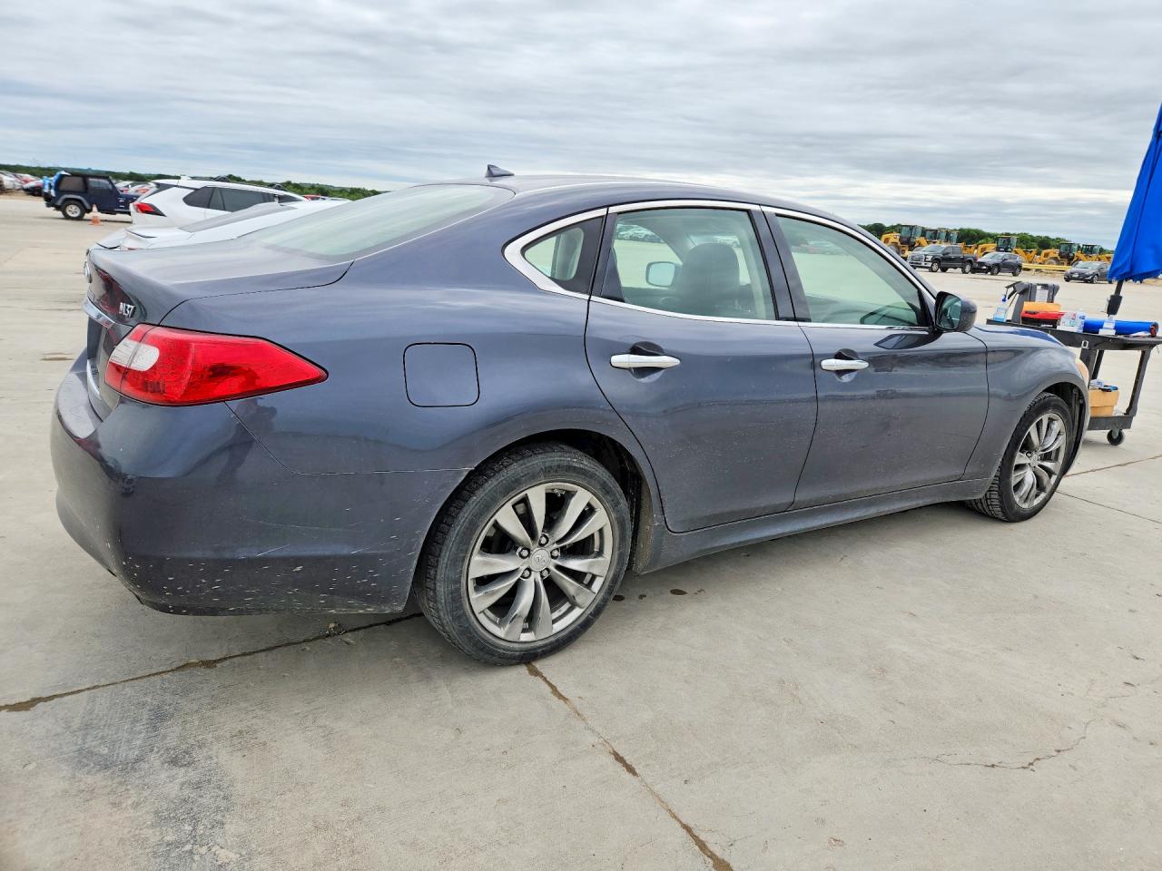2011 INFINITI M37 BASE photo 3