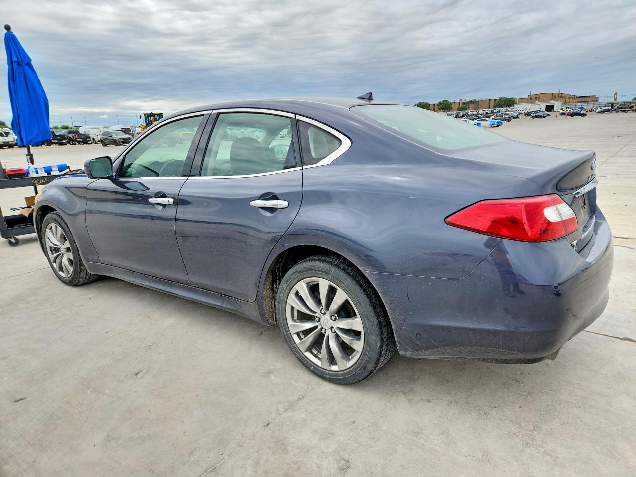 2011 INFINITI M37 BASE photo 2