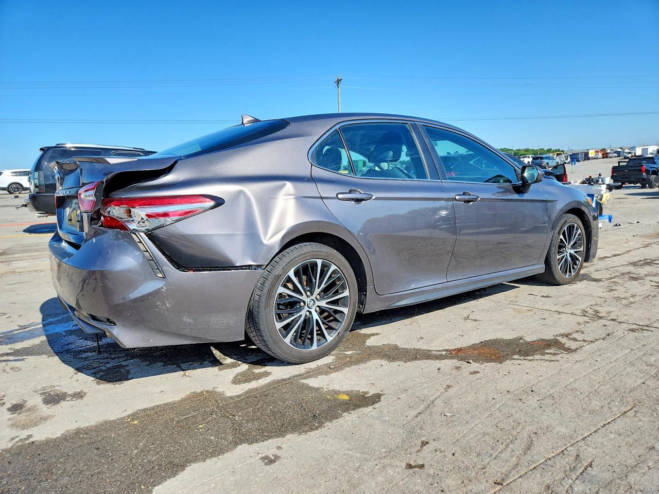 2019 TOYOTA CAMRY SE photo 3