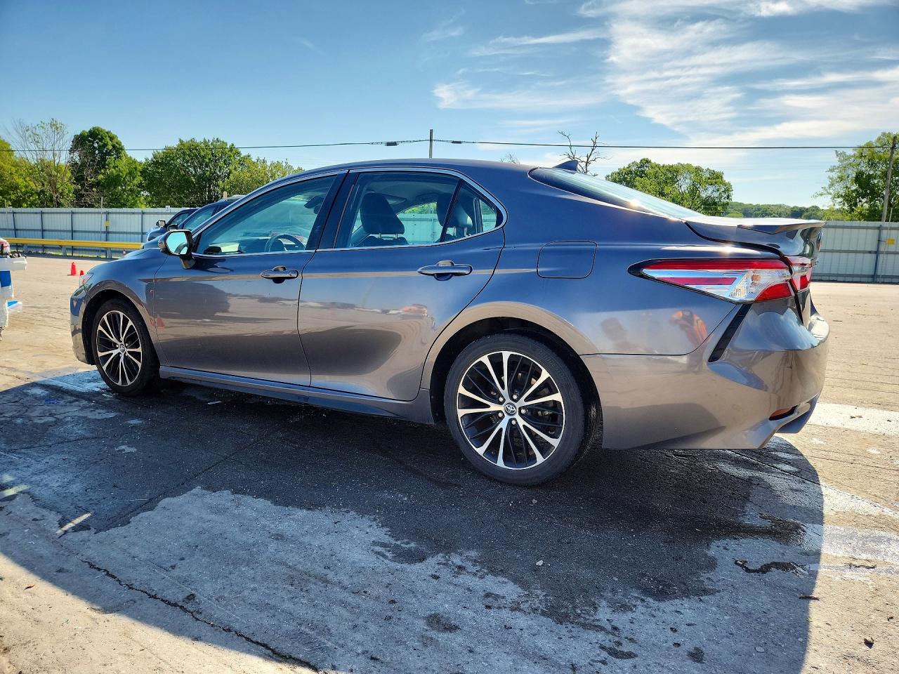 2019 TOYOTA CAMRY SE photo 2