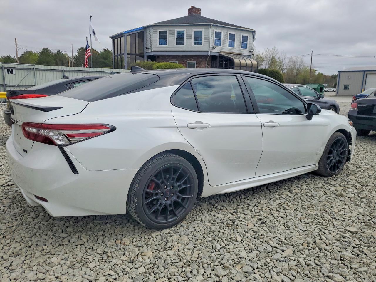 2018 TOYOTA CAMRY XSE photo 3