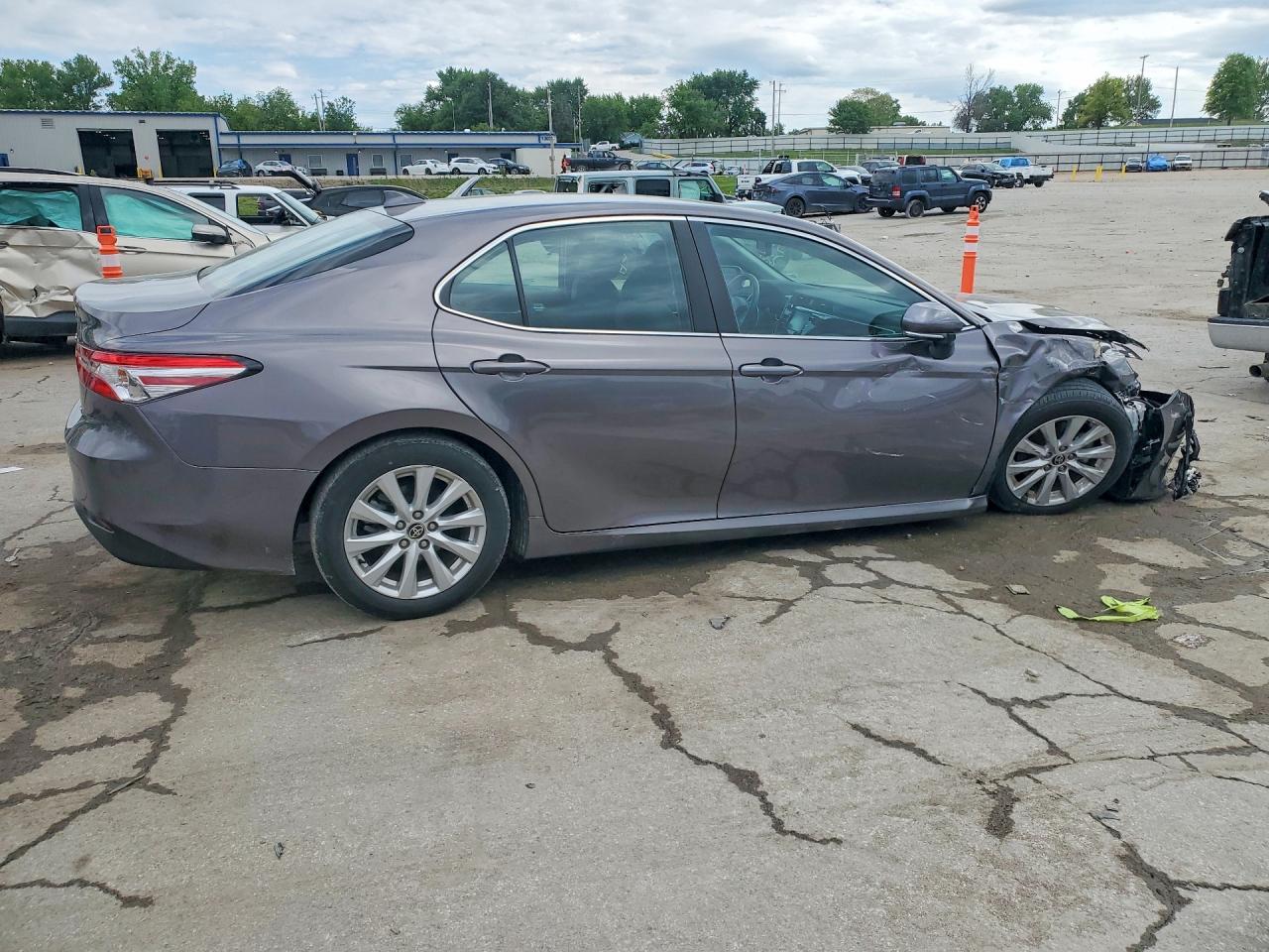 2020 TOYOTA CAMRY LE photo 3