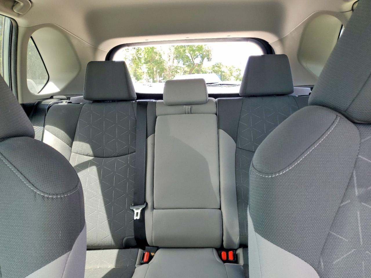 2022 TOYOTA RAV4 XLE photo 28